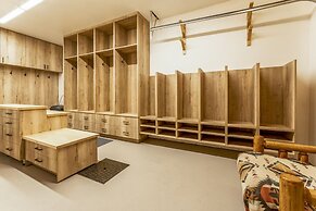 Luxury Log Chalet | Pool + Private HotTub | Ski In/Out | Overlooking G