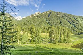 Luxury Log Chalet | Pool + Private HotTub | Ski In/Out | Overlooking G