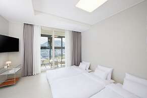 Shift Door Residence Hari