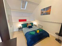 Vibrant Loft Apartment in Grade II Listed Building
