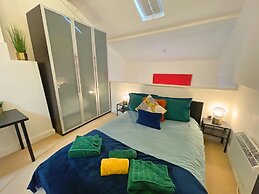 Vibrant Loft Apartment in Grade II Listed Building