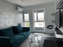 Cozy 2-Room Penthouse Lakeview W14