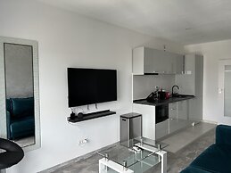 Cozy 2-Room Penthouse Lakeview W14