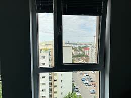 Cozy 2-Room Penthouse Lakeview W14