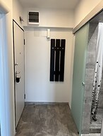 Cozy 2-Room Penthouse Lakeview W14