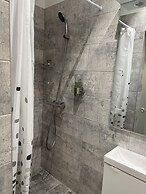 Cozy 2-Room Penthouse Lakeview W14