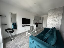 Cozy 2-Room Penthouse Lakeview W14