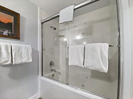 Sweet Ski-in Ski-out Snowflower Studio Condo by RedAwning