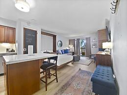 Sweet Ski-in Ski-out Snowflower Studio Condo by RedAwning