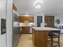 Sweet Ski-in Ski-out Snowflower Studio Condo by RedAwning