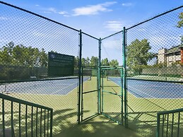 Sweet Ski-in Ski-out Snowflower Studio Condo by RedAwning