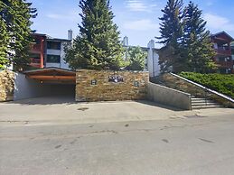 Sweet Ski-in Ski-out Snowflower Studio Condo by RedAwning