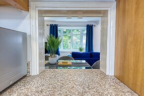 Modern 3 Bedroom 2 Bath Hse with Parking