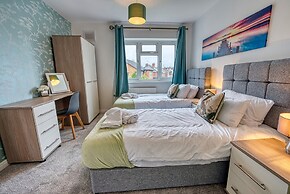 Modern 3 Bedroom 2 Bath Hse with Parking