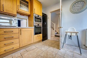 Modern 3 Bedroom 2 Bath Hse with Parking