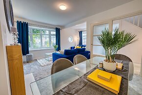 Modern 3 Bedroom 2 Bath Hse with Parking