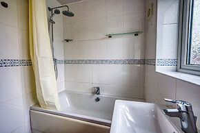 Modern 3 Bedroom 2 Bath Hse with Parking