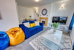 Modern 3 Bedroom 2 Bath Hse with Parking