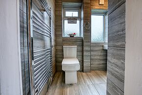 Modern 3 Bedroom 2 Bath Hse with Parking