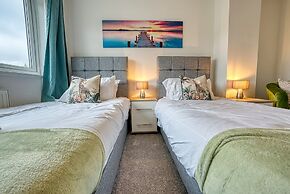 Modern 3 Bedroom 2 Bath Hse with Parking