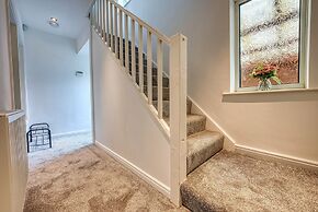 Modern 3 Bedroom 2 Bath Hse with Parking