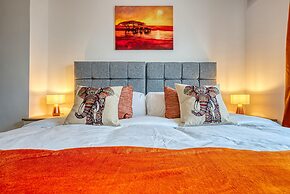 Modern 3 Bedroom 2 Bath Hse with Parking