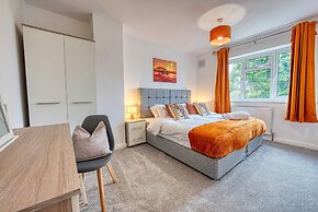 Modern 3 Bedroom 2 Bath Hse with Parking