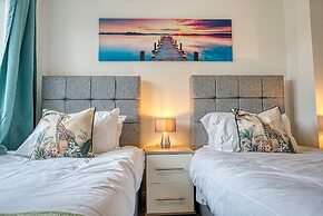 Modern 3 Bedroom 2 Bath Hse with Parking