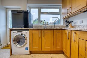 Modern 3 Bedroom 2 Bath Hse with Parking