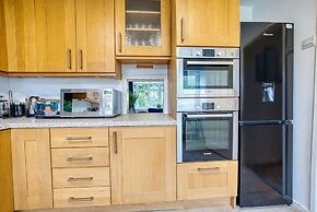 Modern 3 Bedroom 2 Bath Hse with Parking