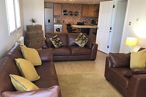 3-bed Apartment - Sleeps 6 - Parking, Wifi, Pets