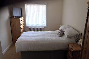 3-bed Apartment - Sleeps 6 - Parking, Wifi, Pets