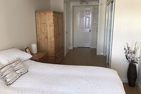 3-bed Apartment - Sleeps 6 - Parking, Wifi, Pets