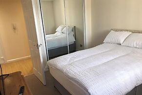 3-bed Apartment - Sleeps 6 - Parking, Wifi, Pets