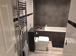3-bed Apartment - Sleeps 6 - Parking, Wifi, Pets