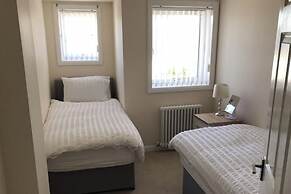 3-bed Apartment - Sleeps 6 - Parking, Wifi, Pets