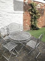 Shakespeare House, Free Parking, Town Centre Location