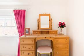 Shakespeare House, Free Parking, Town Centre Location