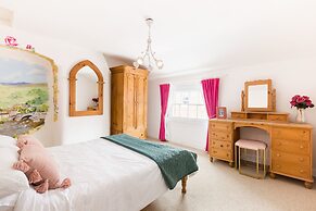 Shakespeare House, Free Parking, Town Centre Location