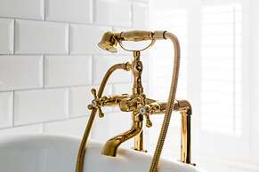 Shakespeare House, Free Parking, Town Centre Location