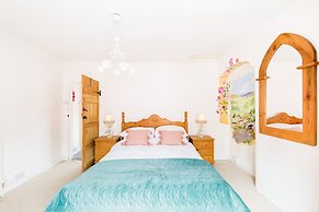 Shakespeare House, Free Parking, Town Centre Location