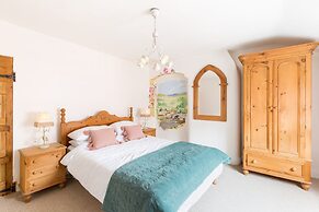 Shakespeare House, Free Parking, Town Centre Location