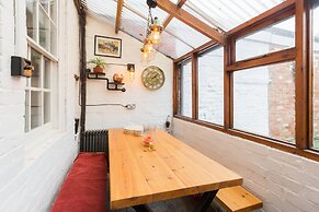 Shakespeare House, Free Parking, Town Centre Location