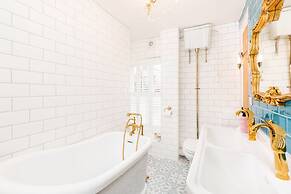 Shakespeare House, Free Parking, Town Centre Location