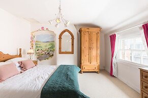 Shakespeare House, Free Parking, Town Centre Location