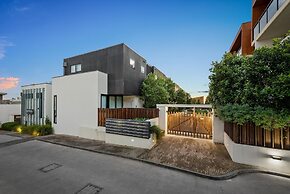 StayCentral Northcote Townhouse With Study