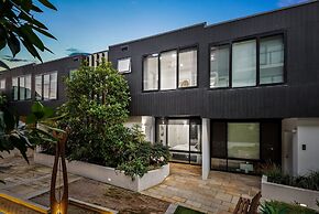 StayCentral Northcote Townhouse With Study