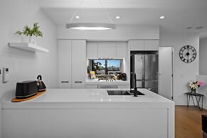 StayCentral Northcote Townhouse With Study