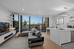 StayCentral Northcote Townhouse With Study