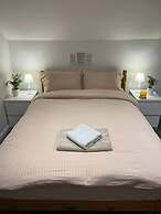 Jacuzzi Spa! Stunning Entire Guest House - Netflix